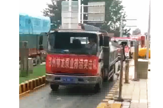 我公司新組織的搶險(xiǎn)排澇設(shè)備及人員，出發(fā)馳援焦作災(zāi)區(qū)，兄弟們辛苦了，加油！