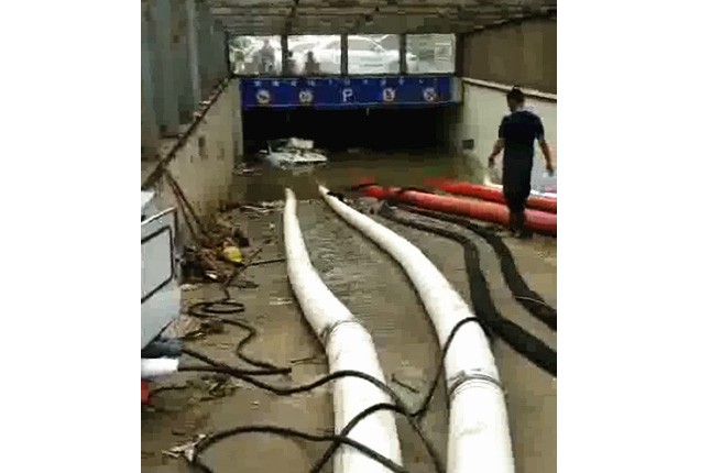 二環(huán)支路沙口路，山東消防兩臺(tái)，我們?nèi)_(tái)潛水泵同時(shí)運(yùn)行，一切正常了